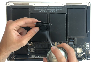 Comment nettoyer le ventilateur de votre MacBook pour éviter une surchauffe  - Tutoriel de réparation iFixit